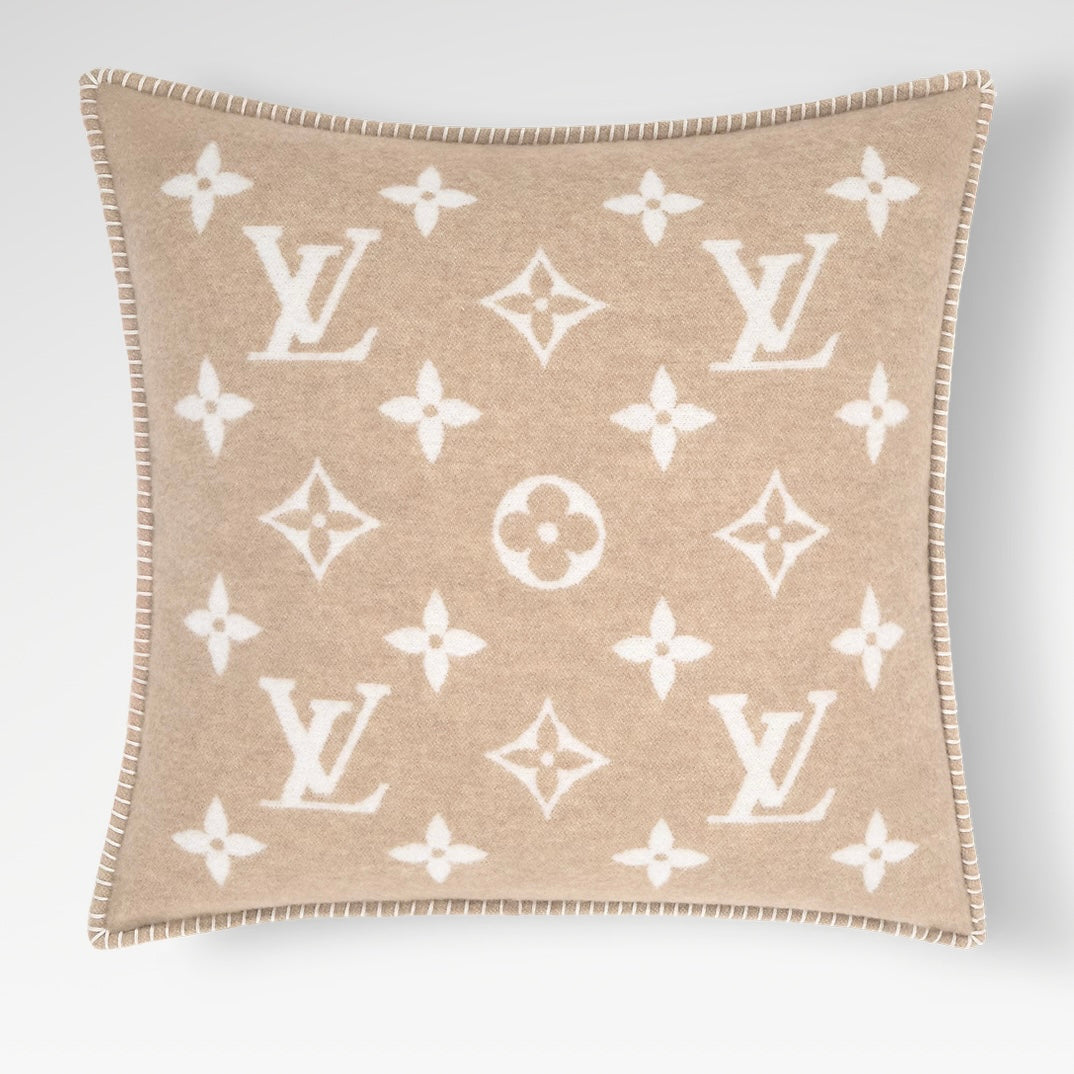 PERNĂ MONOGRAMĂ MAT
(SAU: PERNĂ CHECKMATE MONOGRAM - în cazul în care "Checkmate" este numele colecției/produsului)