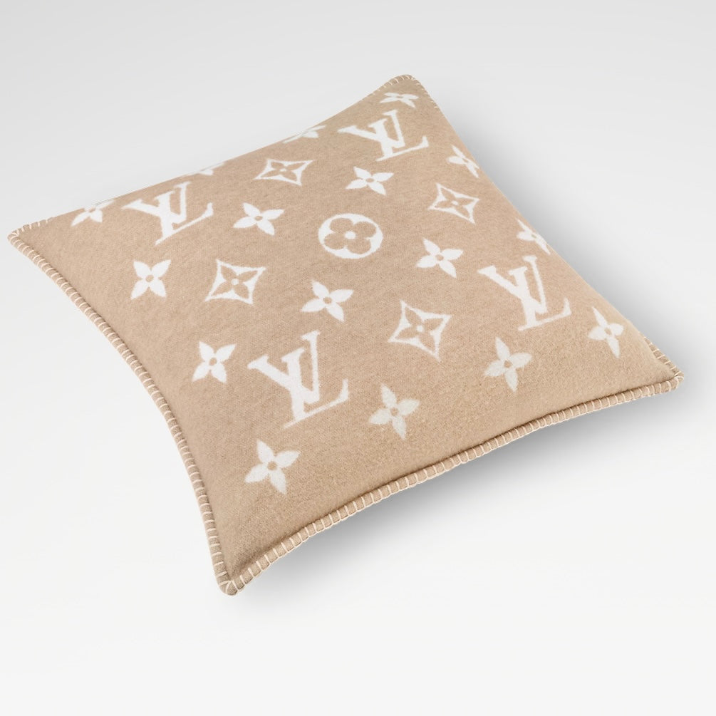PERNĂ MONOGRAMĂ MAT
(SAU: PERNĂ CHECKMATE MONOGRAM - în cazul în care "Checkmate" este numele colecției/produsului)